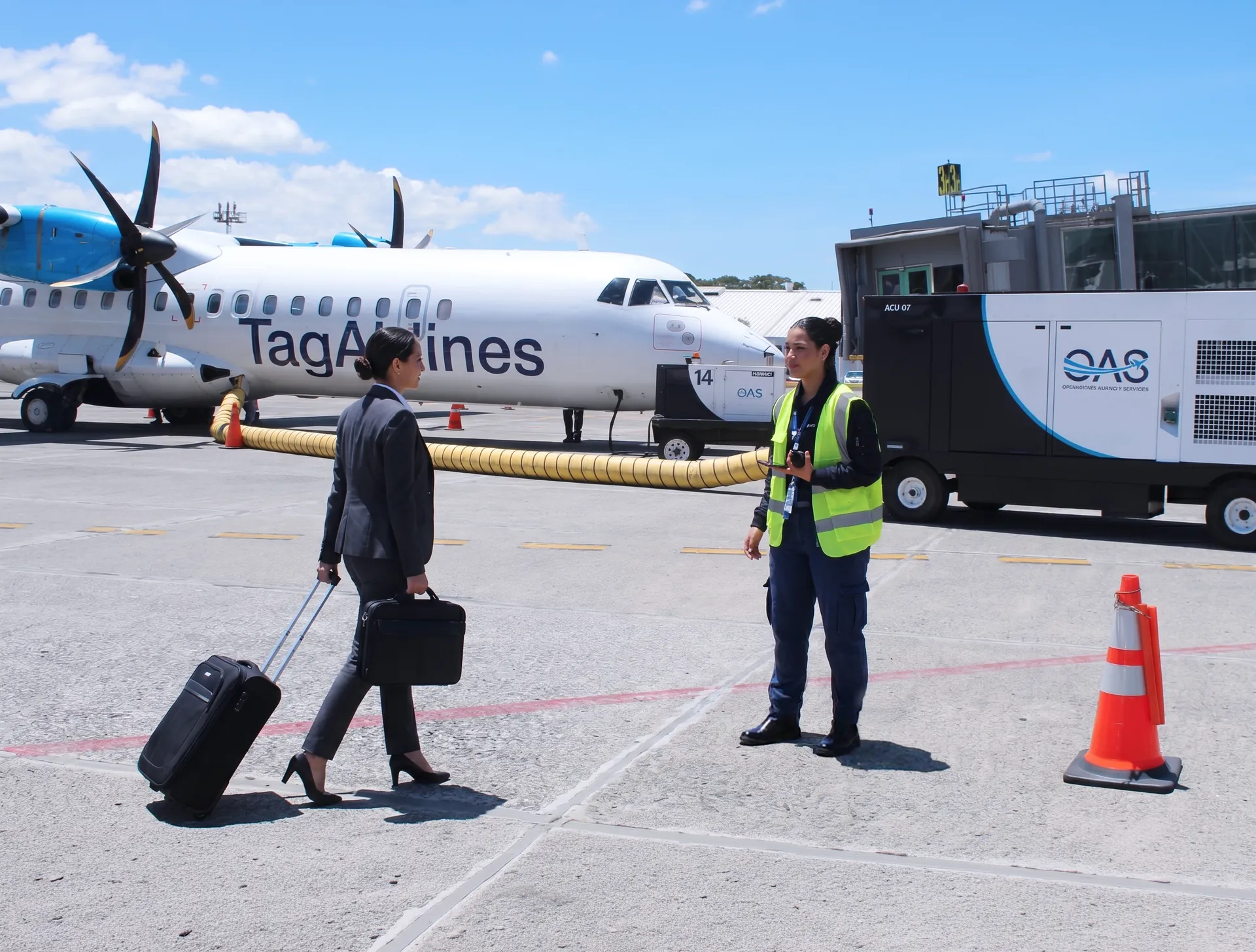 OAS Aviation create experiences — agente recibiendo a pasajera ejecutiva en MGGT