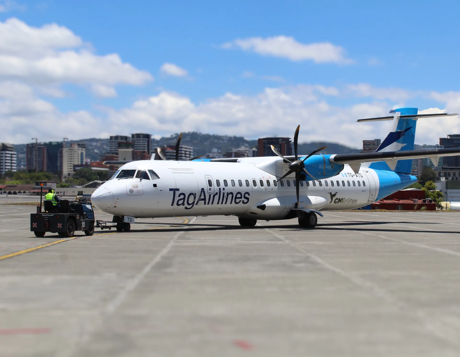 OAS Ground Handling — tug remolcando ATR TagAirlines en rampa MGGT