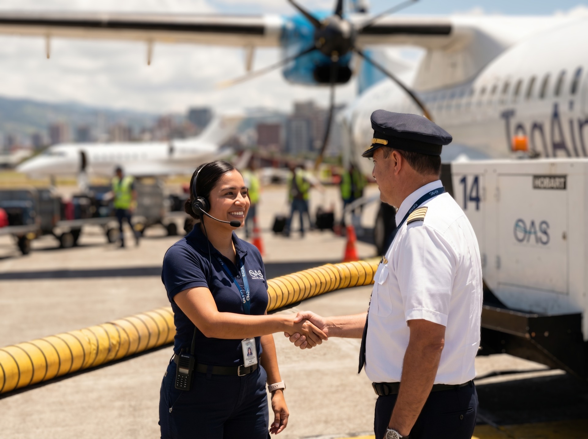 OAS FBO — agente atendiendo al capitán en rampa MGGT