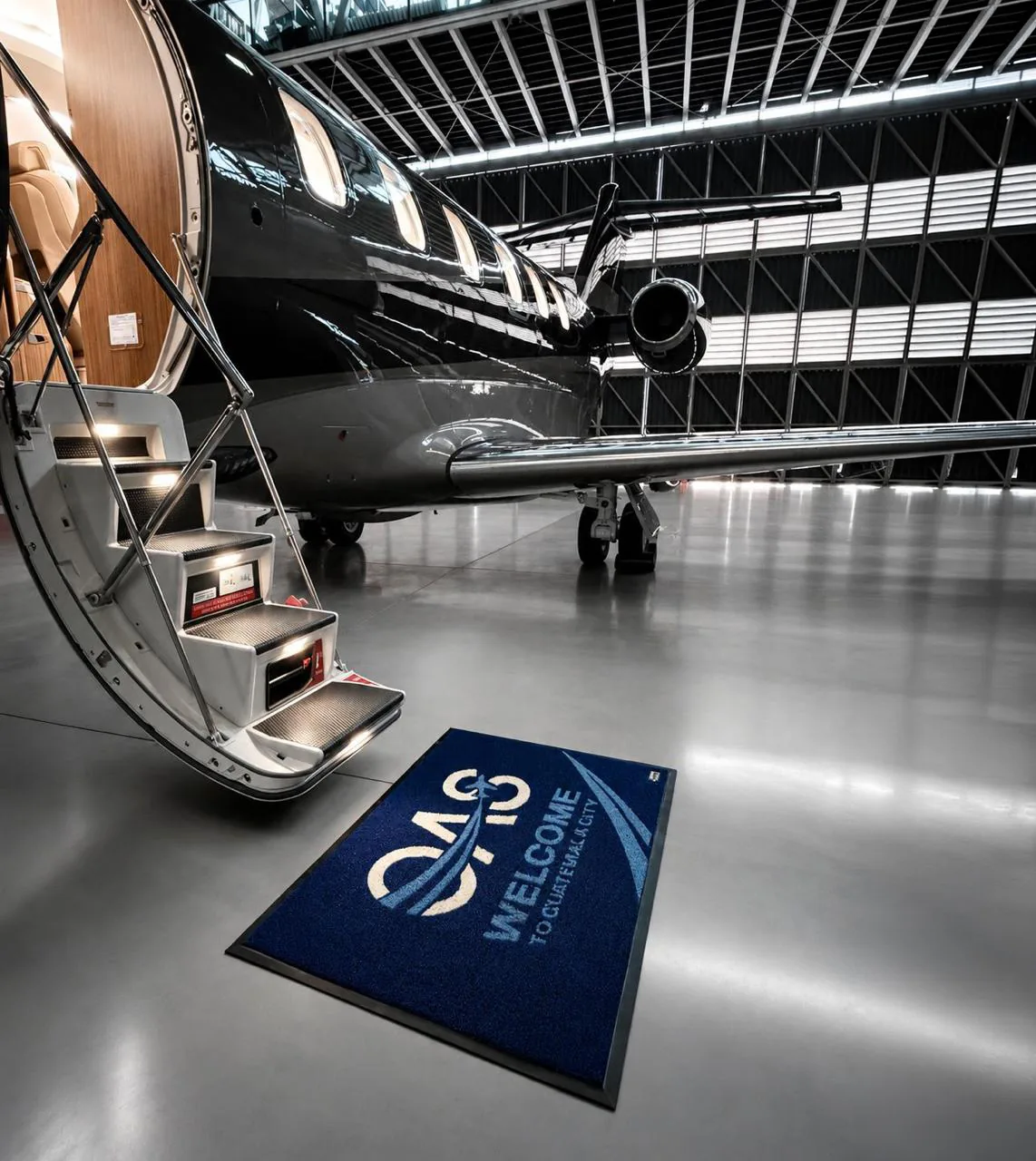 OAS Aviation FBO — Hangar Premium con jet ejecutivo y alfombra OAS Welcome to Guatemala